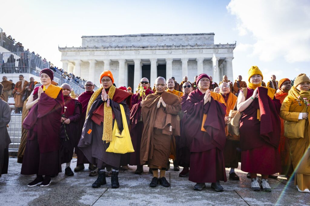 Monjes budistas reúnen a miles de personas en Washington en el final de su marcha - 4fc2080cec03283a09b2324594863f57a1a0b313w-1024x683