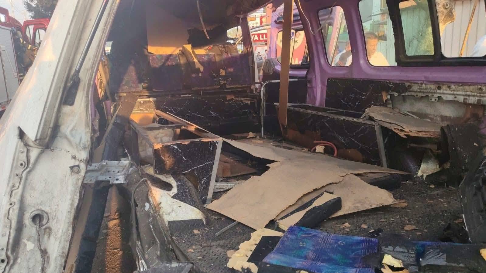 Combi explota en Iztapalapa por fuga de tanque de gas