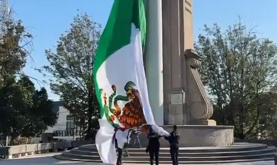 Izaron al revés la Bandera de México en Puebla en pleno Día de la Bandera