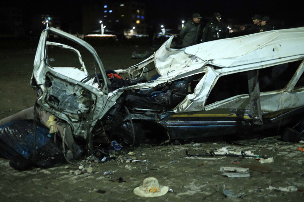 e99f655507a3250cc029e51117fd67e35e064f5bw-1024x683-1 Al menos 15 muertos en accidente de un avión militar de carga en Bolivia, según bomberos - e99f655507a3250cc029e51117fd67e35e064f5bw-1024x683