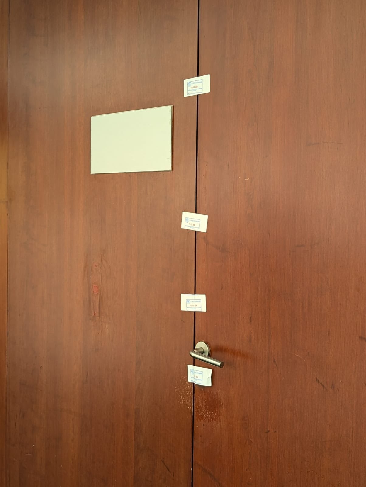 nj35ebupzneq3l4npmk7c3cv24 Sellos en el salón de belleza de la Cámara de Senadores.