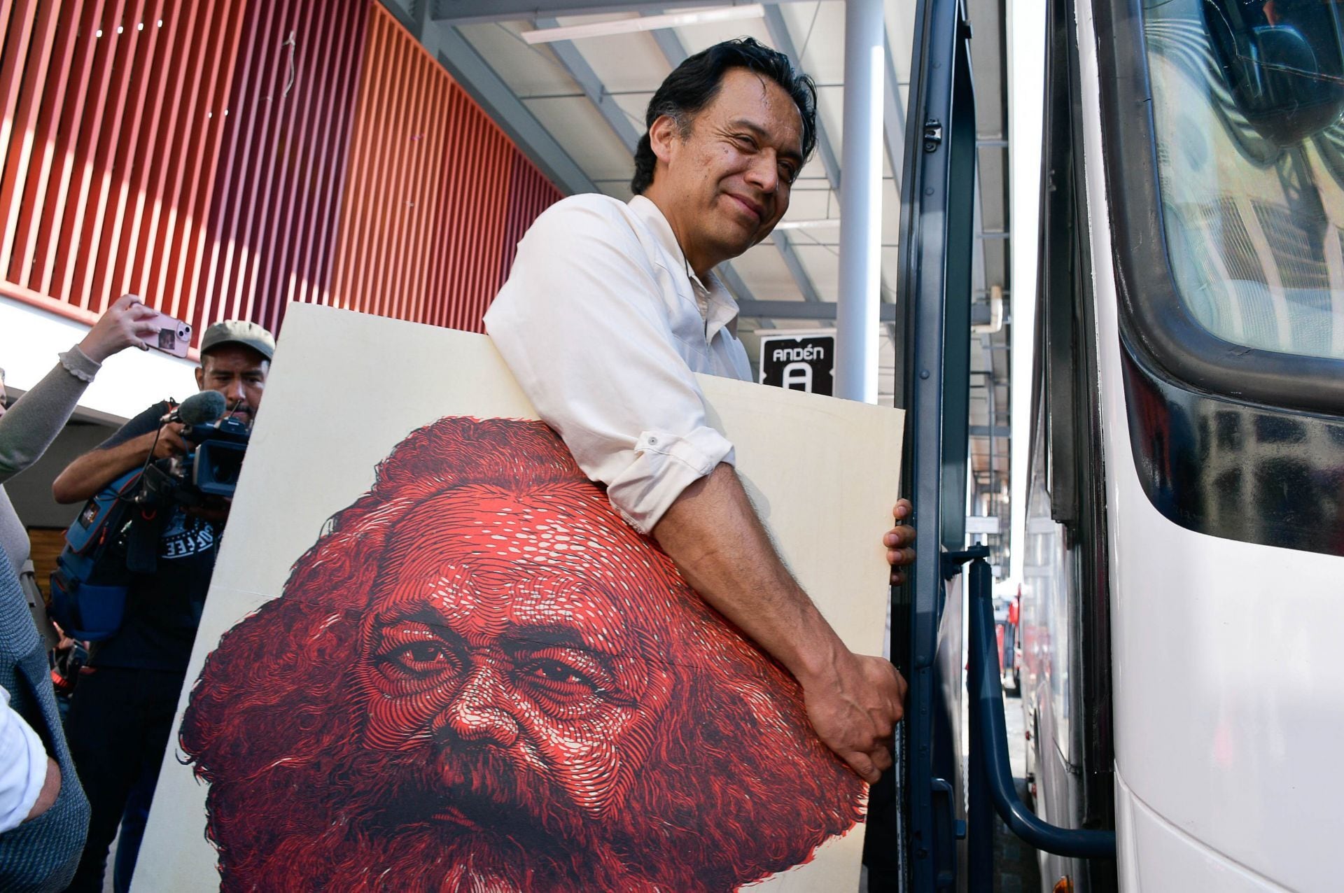 Marx Arriaga recibe oficio de destitución en la SEP