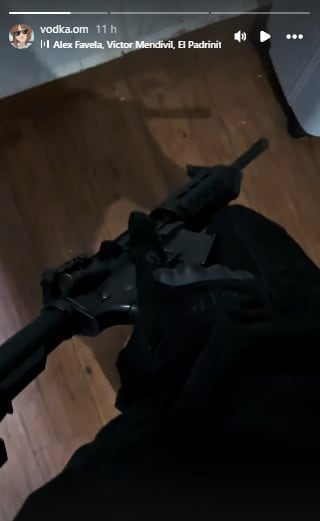 Estudiante que mató a sus maestras en Lázaro Cárdenas se mostró con el arma para el delito.