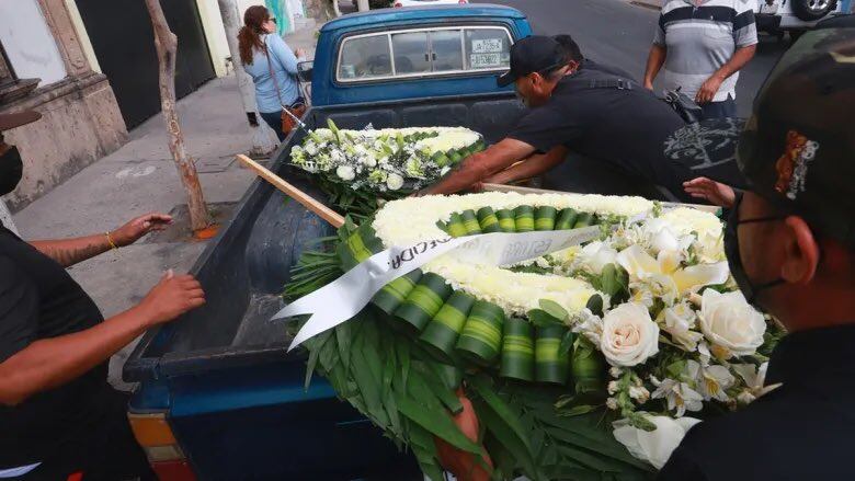 Sorprenden coronas de flores en el funeral de El Mencho