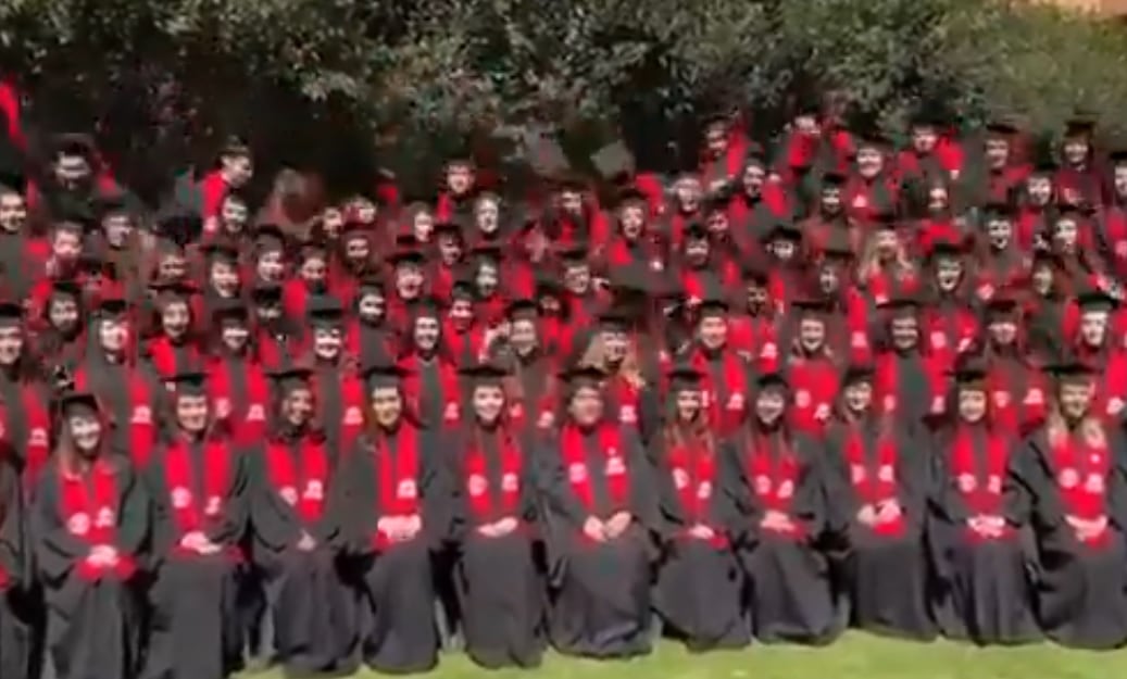 Tarima se derrumba en foto de graduación de la Ibero.