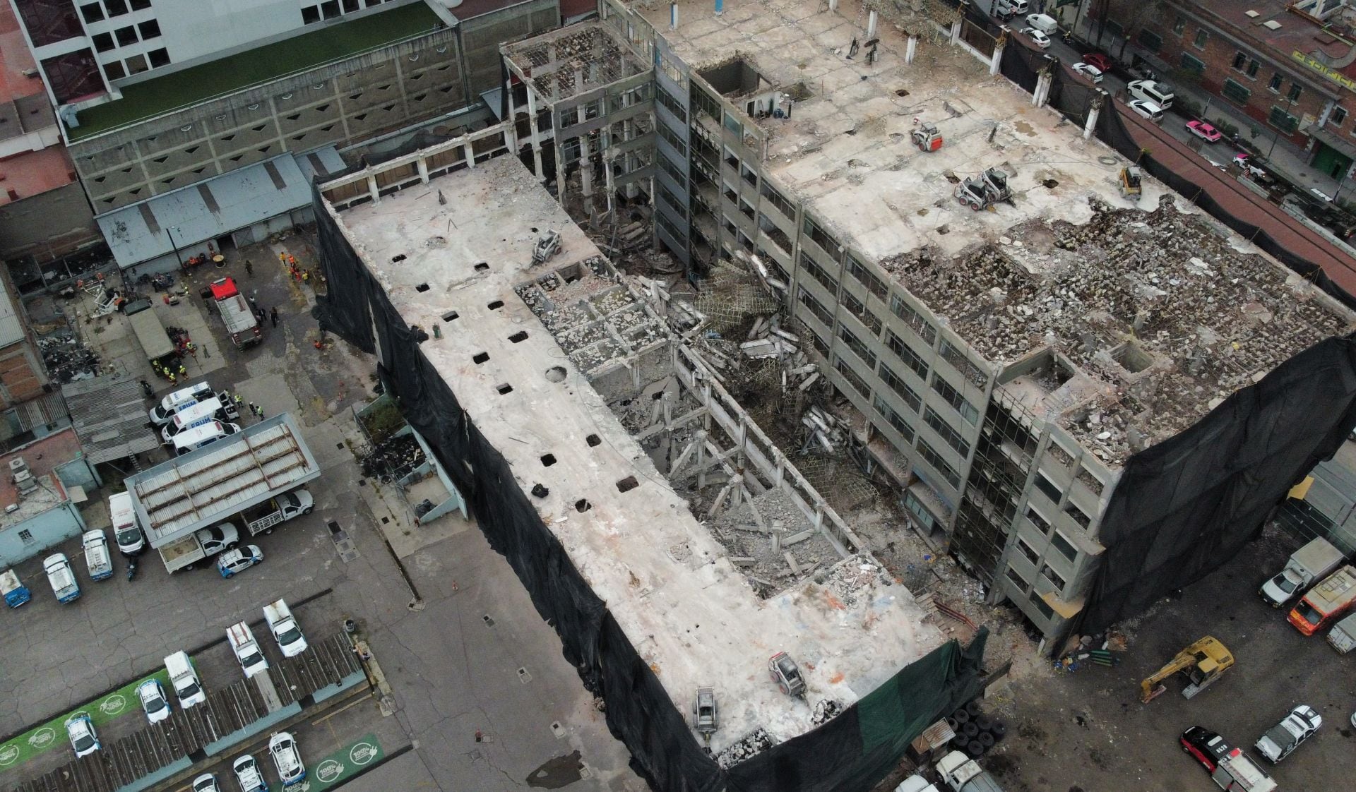 4yjuv3iq6re67ani2dkbdm3o2a-4 Colapsa edificio en San Antonio Abad