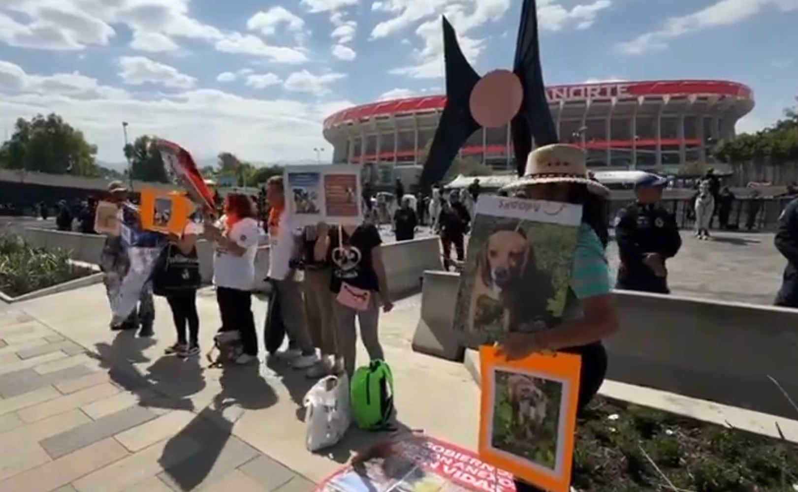 545s4exfwncglnpu2hm4yg252e Protesta por regreso de animales al Refugio Franciscano en el Estadio Banorte