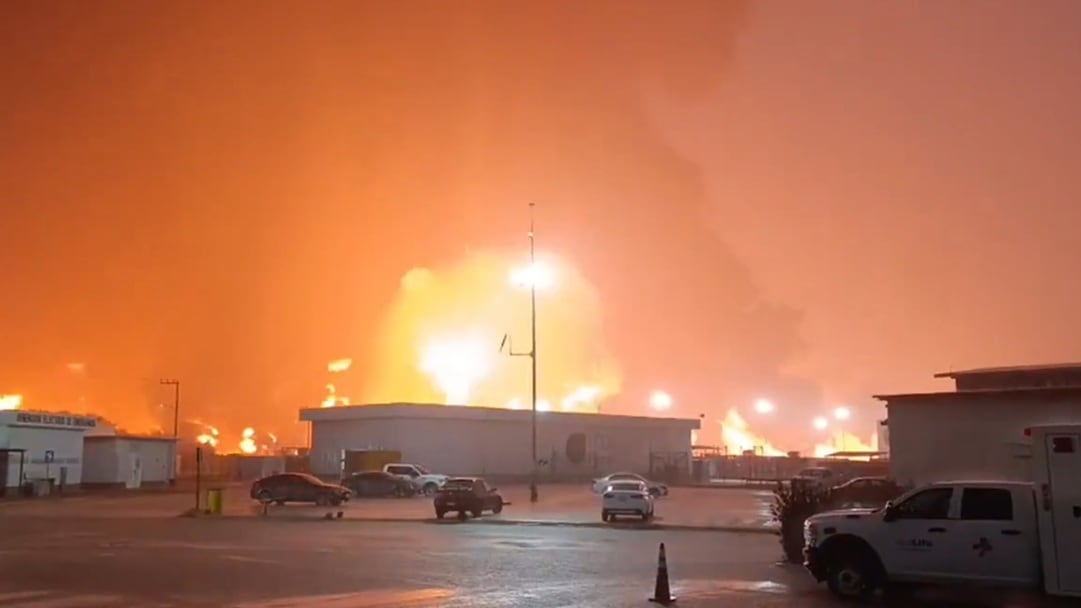 5wb72kxgrfbexkbk4cnzou7q4u-3 Controlan incendio en Dos Bocas; Pemex lo atribuye a lluvias