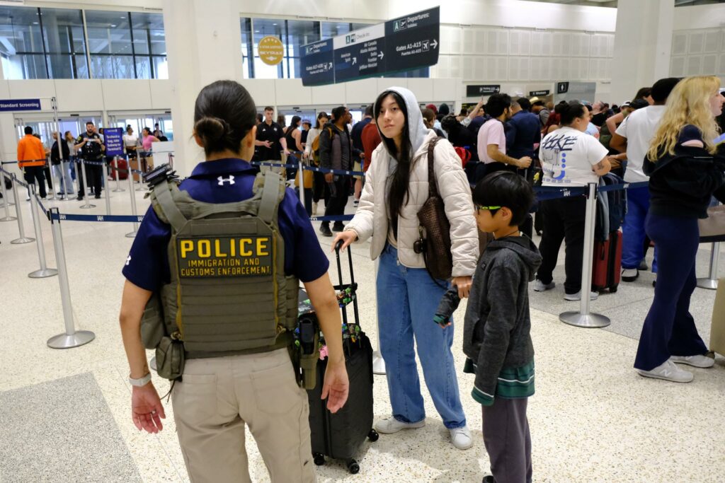 Trump ordena pagar a agentes de seguridad ante emergencia nacional en aeropuertos - agentes-ice-aeropuertos-eeuu-houston-texas-1024x683