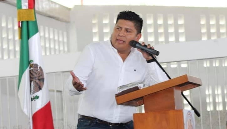 Alcalde rifa liposucción o camioneta por el 10 de mayo y desata debate