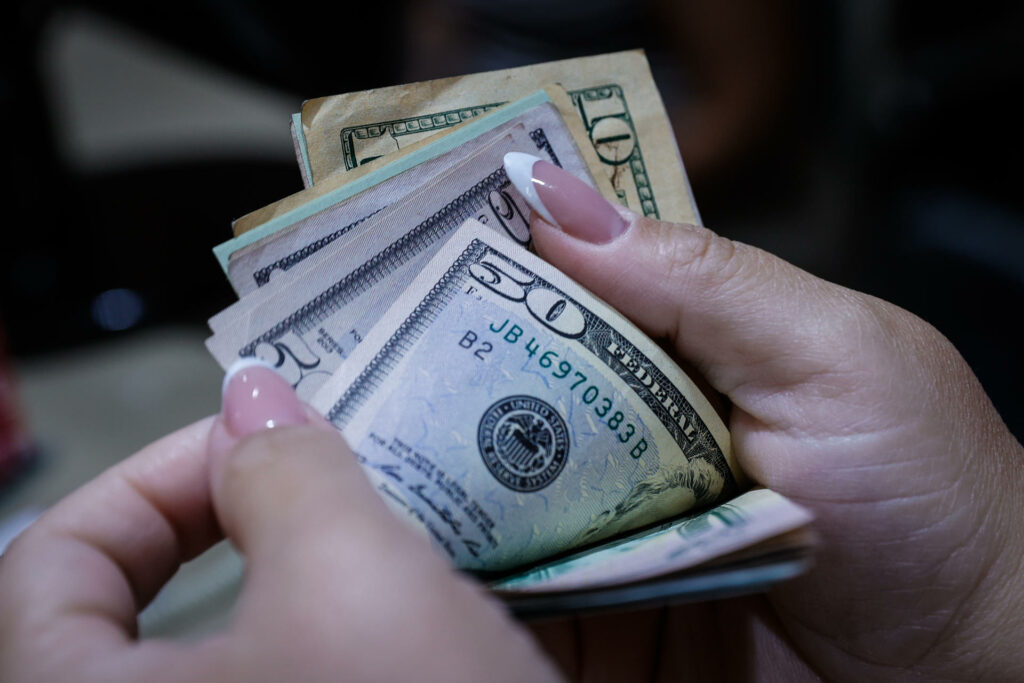 EE.UU. aumenta el veto de préstamos de negocios a migrantes y residentes con 'green card' - b29e33023284511e760b88bdb0b9fad590cd1671w-1024x683