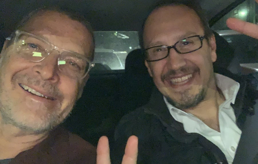 Erik Eduardo Saracho junto a un amigo