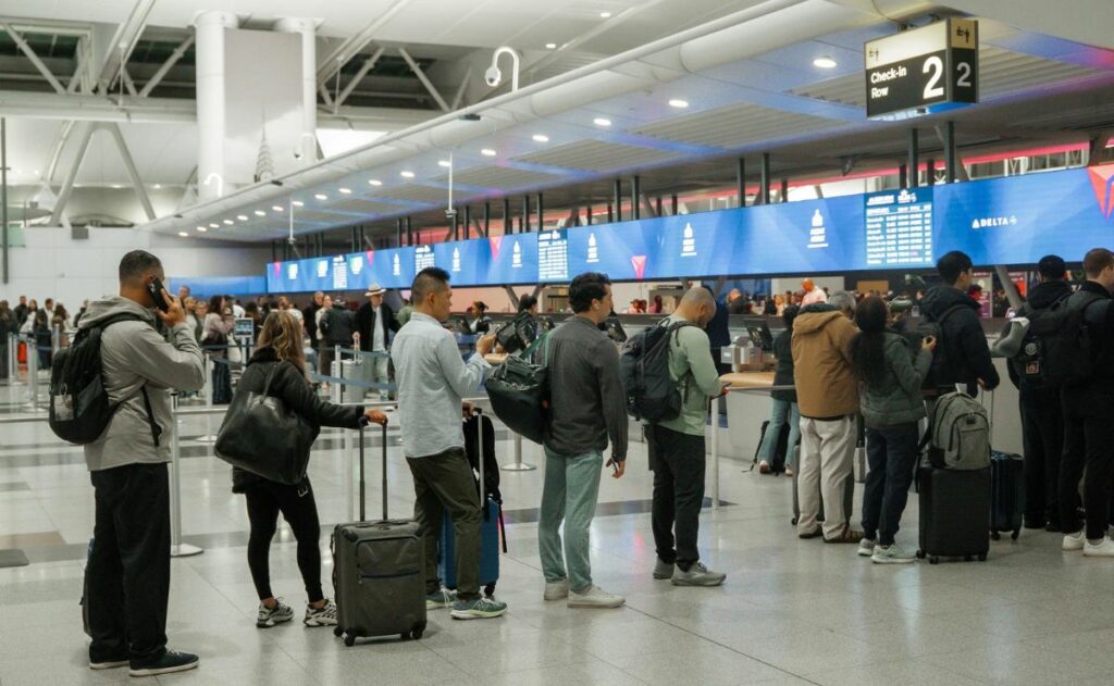 Trump ordena pagar a agentes de seguridad ante emergencia nacional en aeropuertos - caos-en-aeropuertos-de-eeuu-1024x631