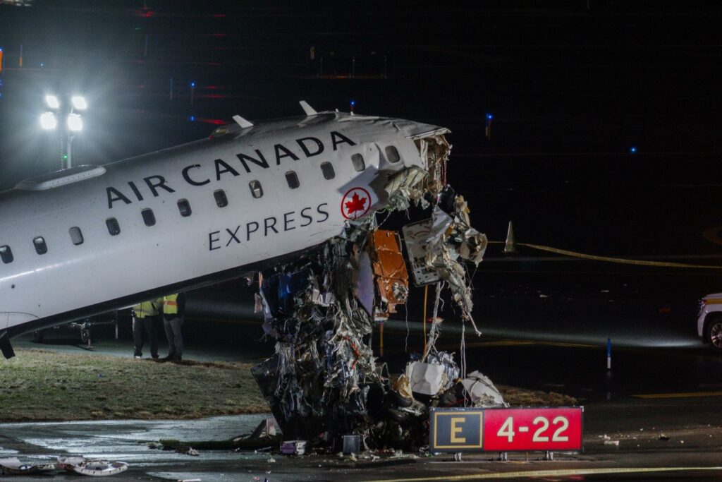 choque-avion-air-canada-aeropuerto-laguardia-nueva-york-1024x683-1 Recuperan la caja negra del avión que colisionó en Nueva York con un camión de bomberos - choque-avion-air-canada-aeropuerto-laguardia-nueva-york-1024x683