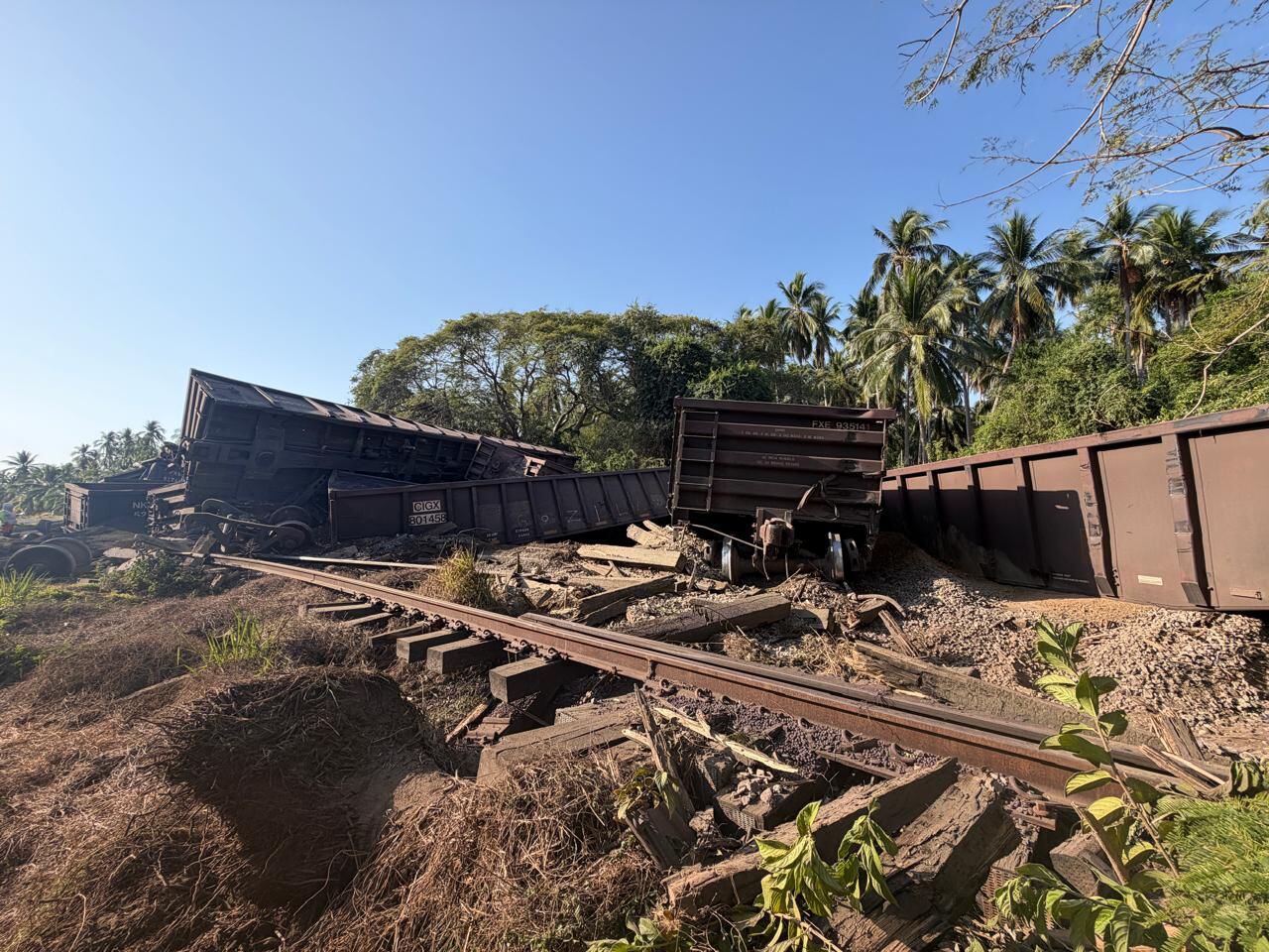 Tren se descarrila en Cuyutlán, Colima