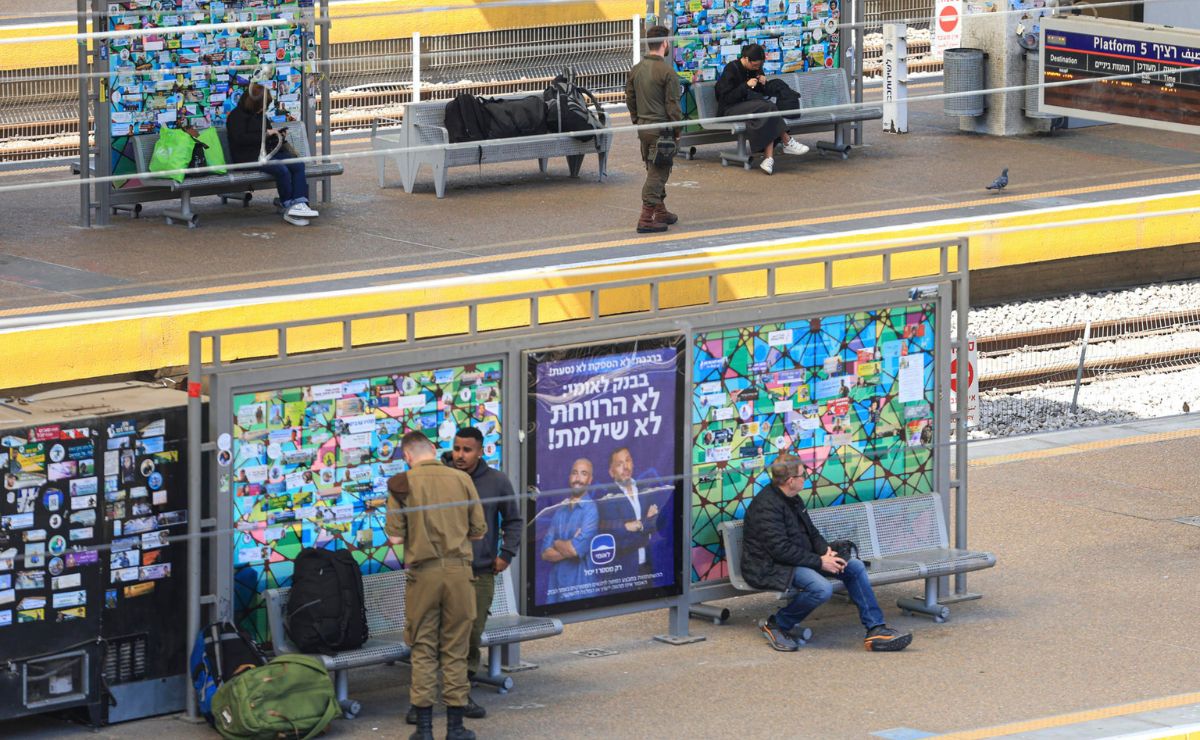 estacion-de-tren-en-tel-aviv En Tel Aviv, los israelíes buscan normalidad tras varios días entre la casa y el refugio - estacion-de-tren-en-tel-aviv