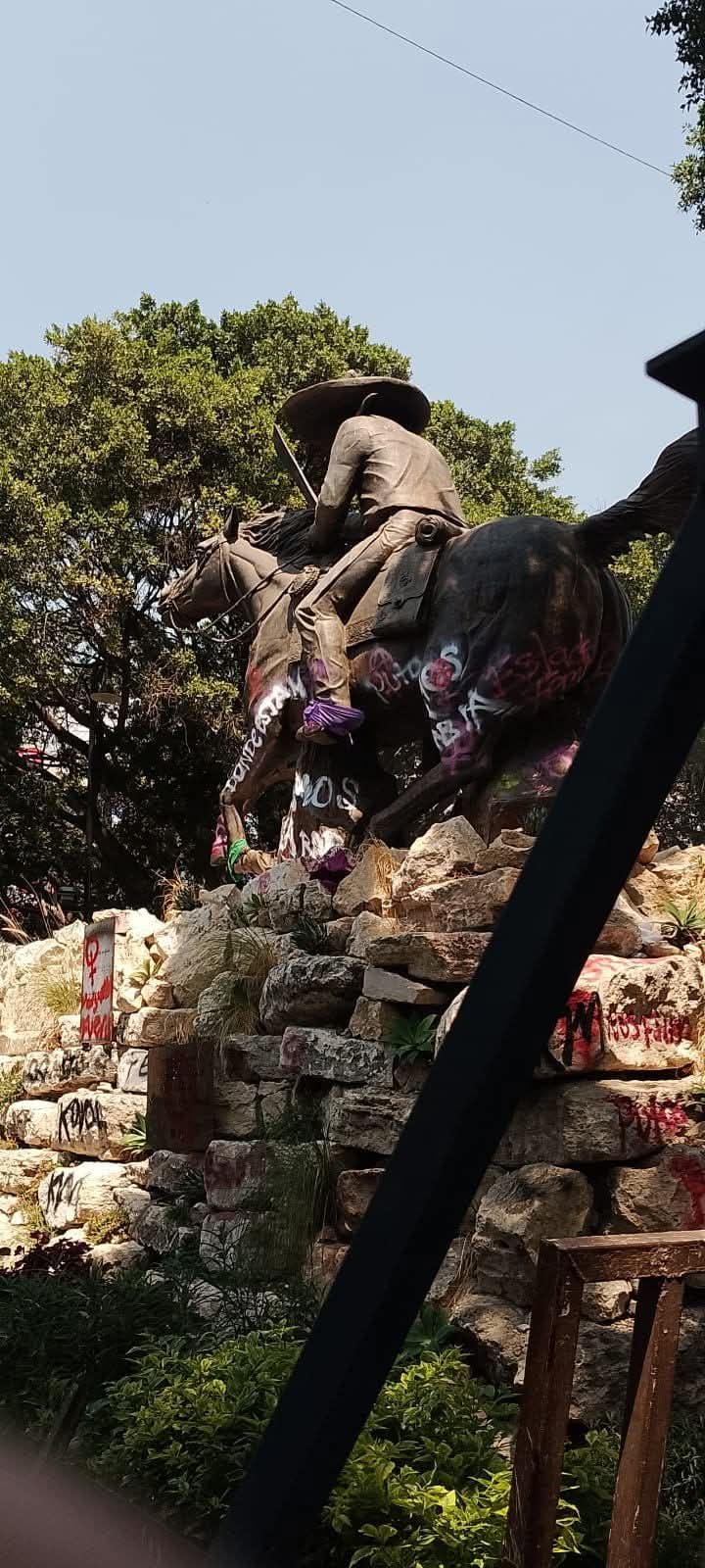 Pintas en estatua de Zapata en Cuernavaca en el 8M