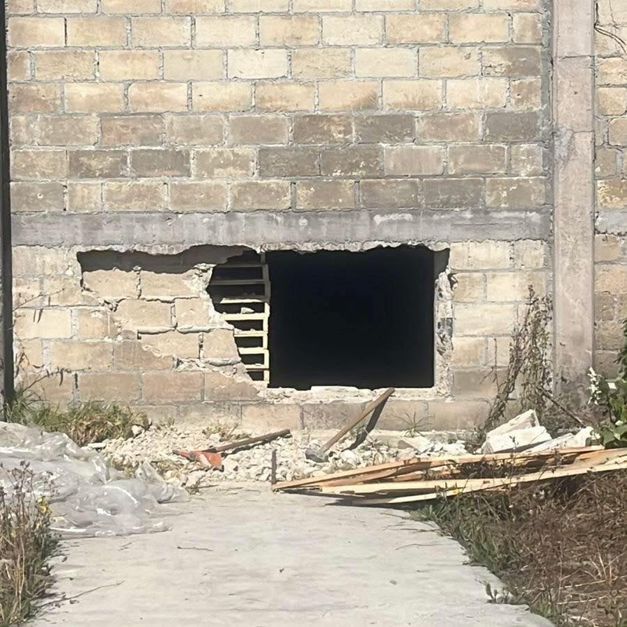 Hoyo que habrían hecho en la reserva de "Los Pinos" en Ocoyoacac para robar leones.