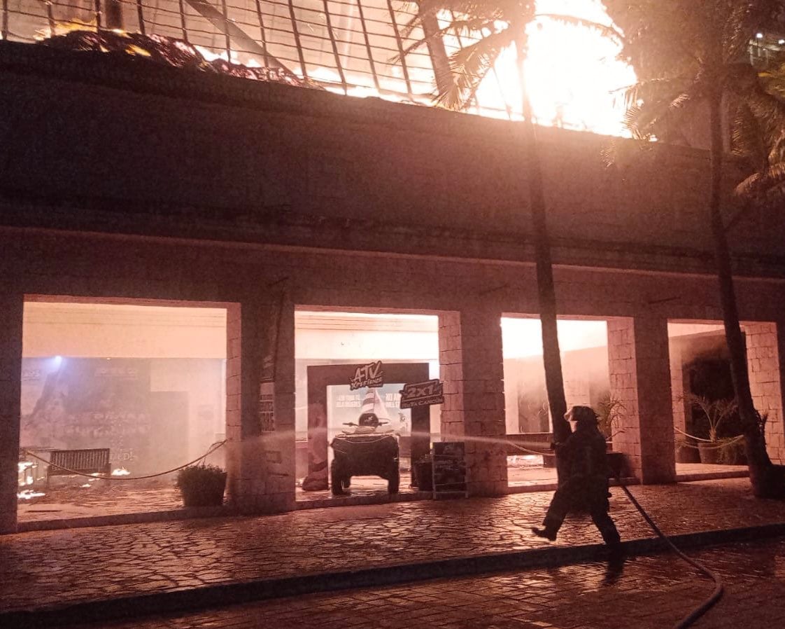 h2lhjlgo7zgv7nhzruexp5suxm Incendio en oficinas de Grupo Xcaret en Cancún.