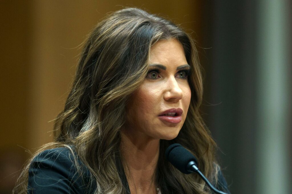 kristi-noem-secretaria-de-seguridad-de-eeuu-1024x683-1 Varios sectores reciben con beneplácito la salida de Noem del DHS y exigen reformas - kristi-noem-secretaria-de-seguridad-de-eeuu-1024x683