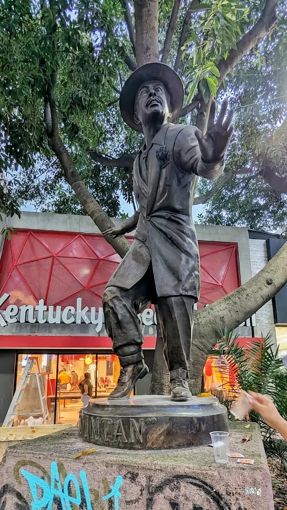 Estatua de Tin-Tan en la Zona Rosa de CDMX