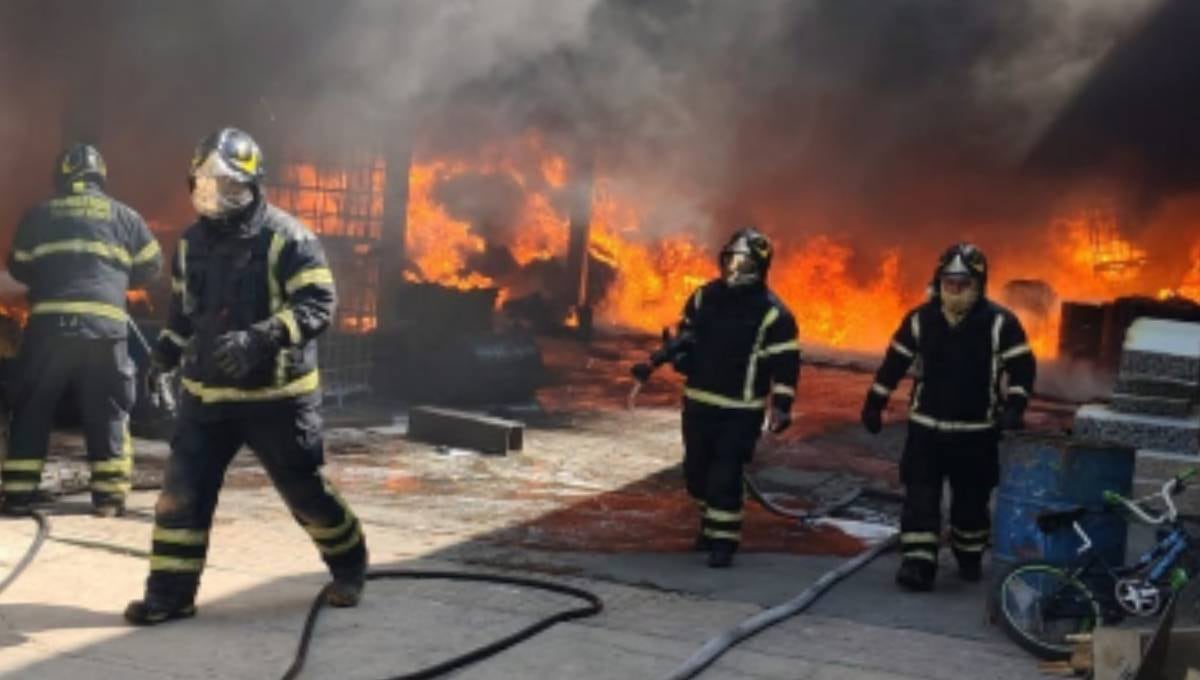 Bomberos atienden incendio en fábrica de plásticos