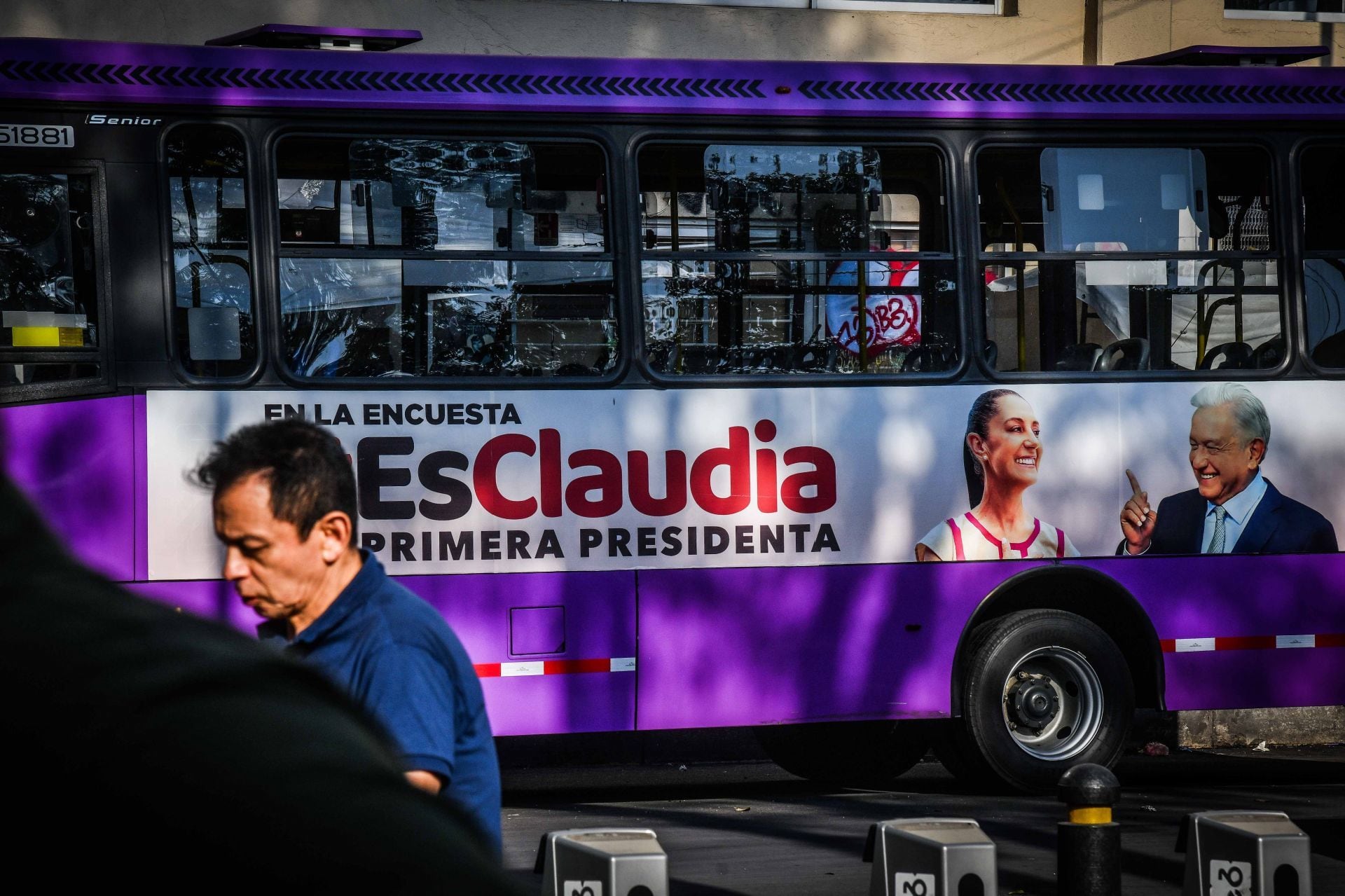 o7t7dvtbvrb23jupekocauqoui Propaganda política en un autobús de transporte público en favor de Claudia Sheinbaum