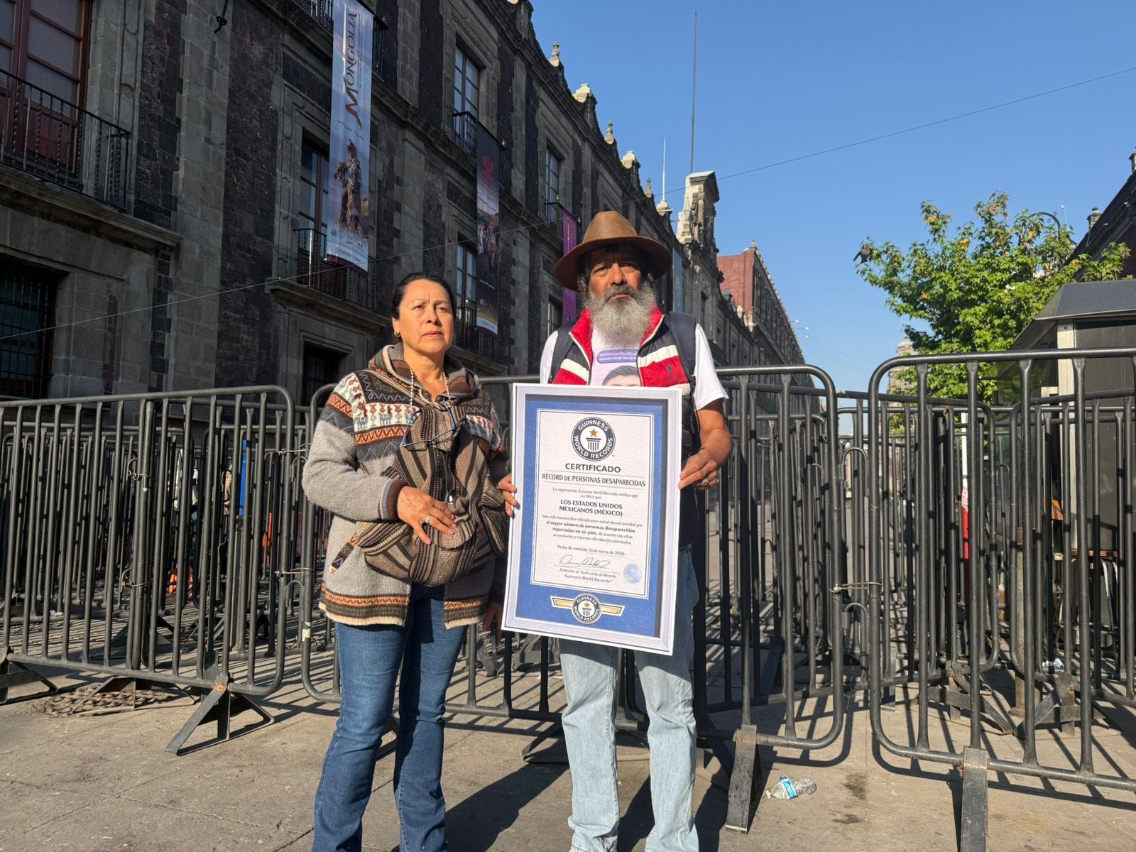 Padres buscadores llevan récord Guinness a la mañanera