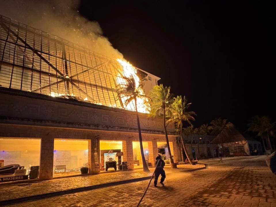 y6p3oaancfhk3nzxnm4whqmcxa-1 Incendio en oficinas de Grupo Xcaret en Cancún.