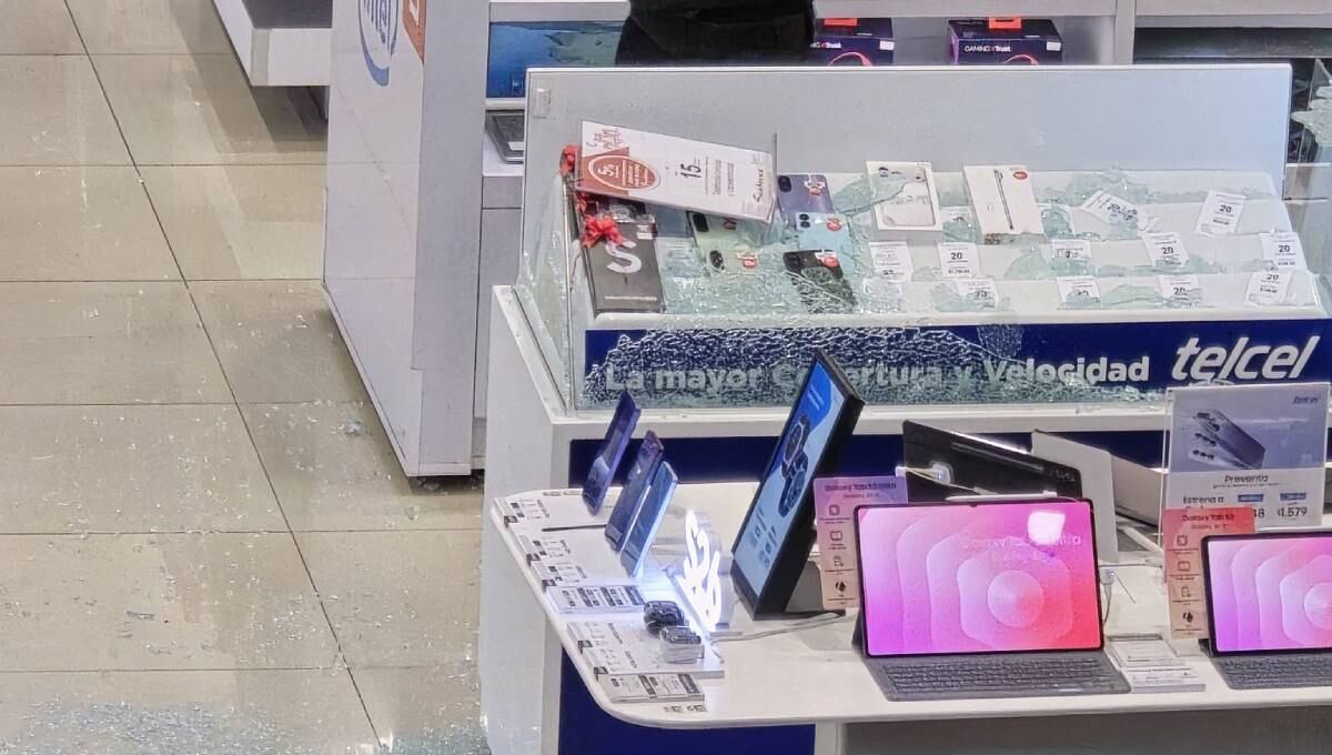 Vitrina rotas tras asalto en Sanborns Metrópoli Patriotismo