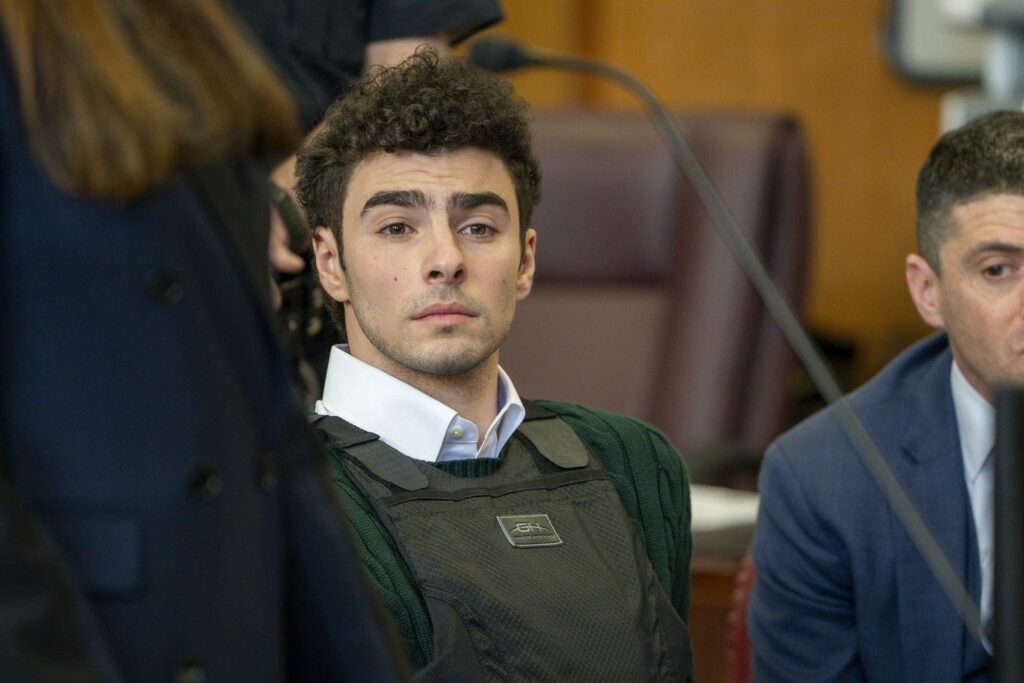 51536cef783831f9576202bee92dfa711ec4b626w-1024x683-1 Jueza federal fija juicio de Luigi Mangione en Nueva York para el 4 de noviembre - 51536cef783831f9576202bee92dfa711ec4b626w-1024x683