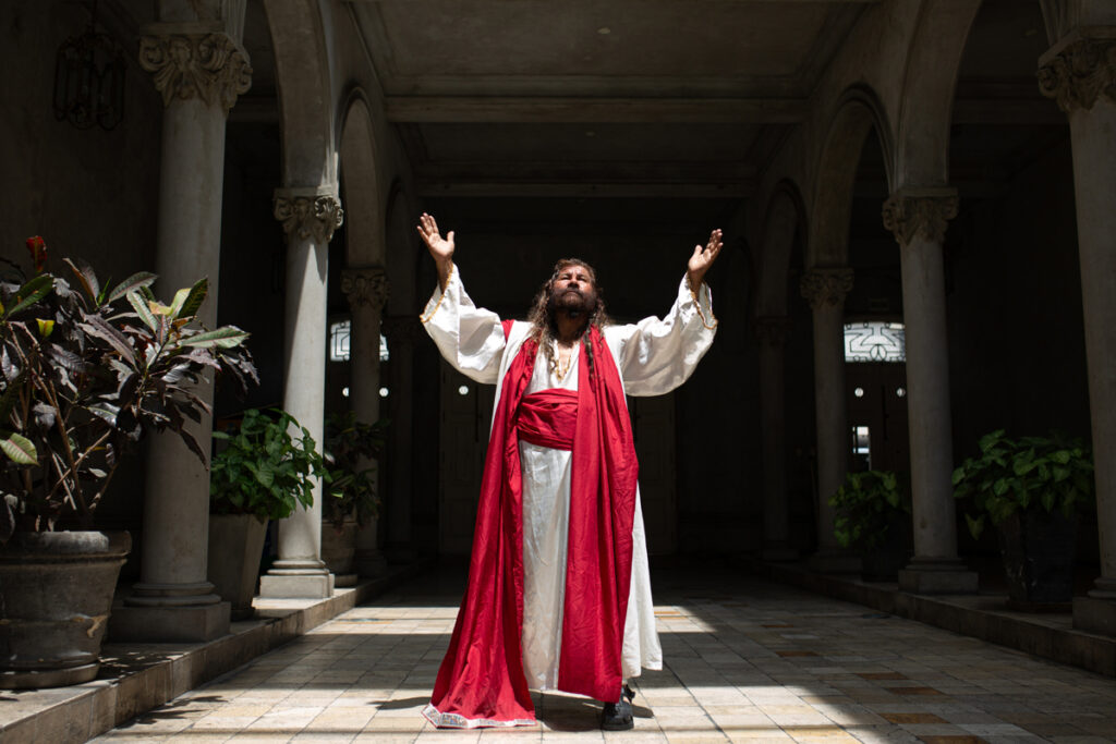 El 'Cristo Cholo' recorre las calles de Lima cargando la cruz para pedir paz en el mundo - el-cristo-cholo-recorre-las-calles-de-lima-cargando-la-cruz-para-pedir-paz-en-el-mundo-1024x683