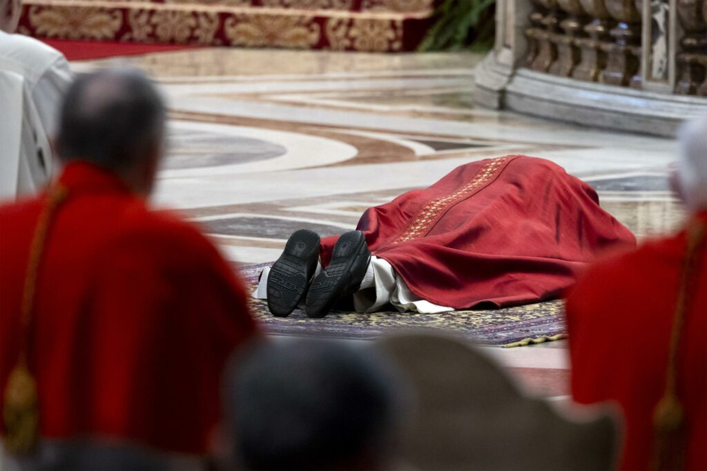El papa León XIV recupera la tradición de portar la cruz en multitudinario viacrucis en el Coliseo - leon-xiv-viernes-santo-2026-1024x683
