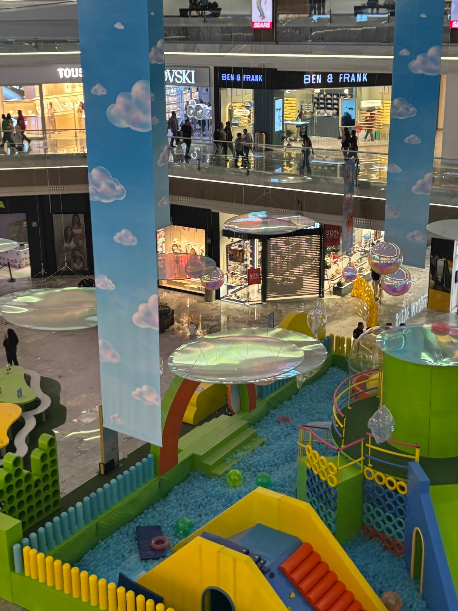 Explota tanque de gas junto al Jelly World en Perisur; acusan inseguridad.