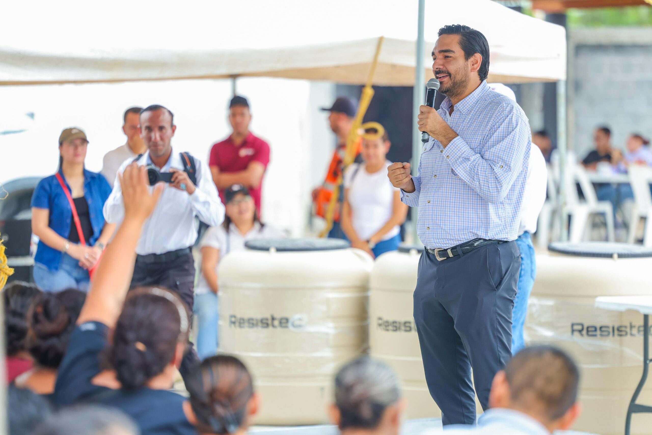 Llevó Alcalde Carlos Peña Ortiz apoyos al fraccionamiento Hacienda las Bugambilias