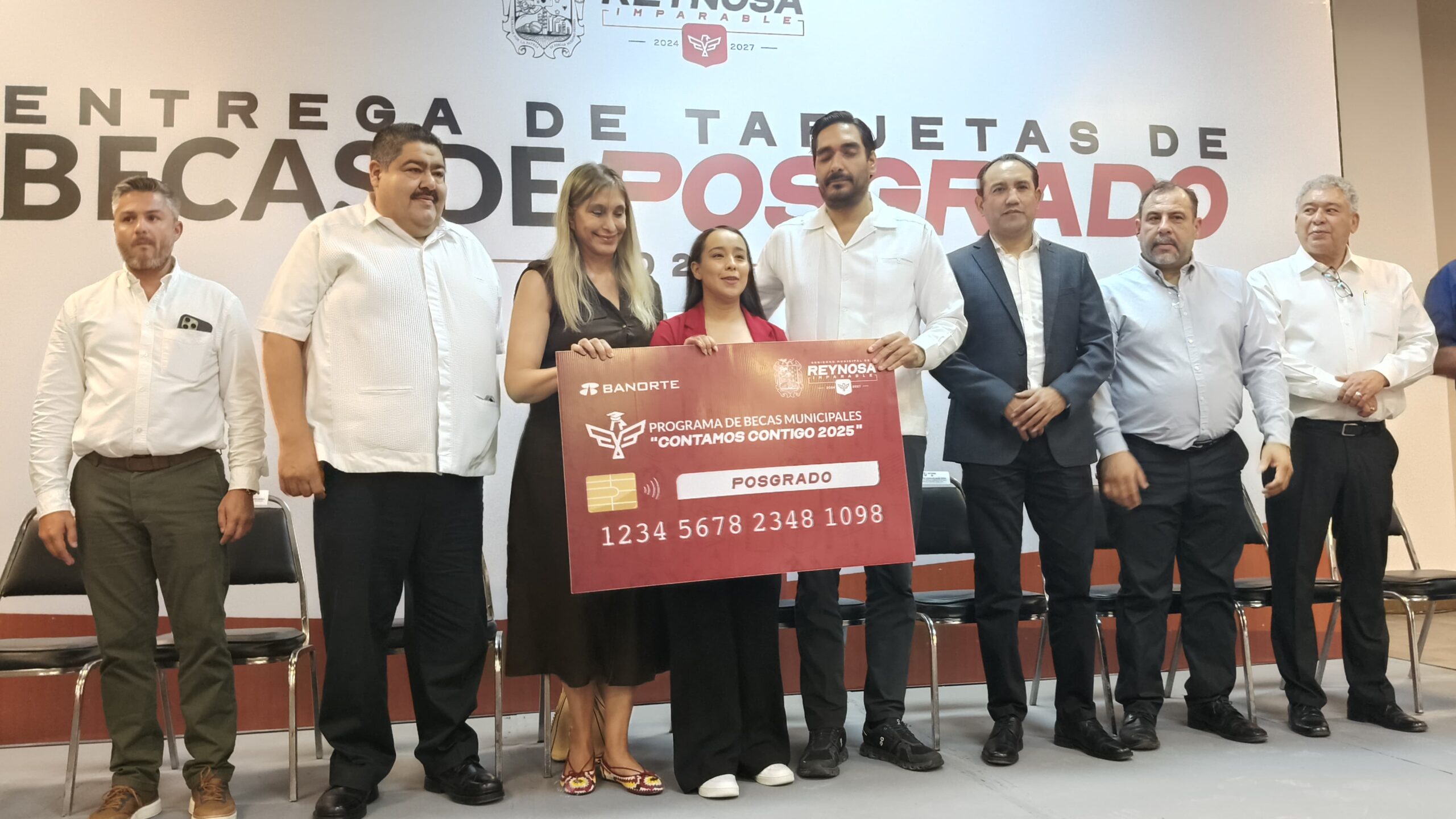 Entrega alcalde becas de posgrado
