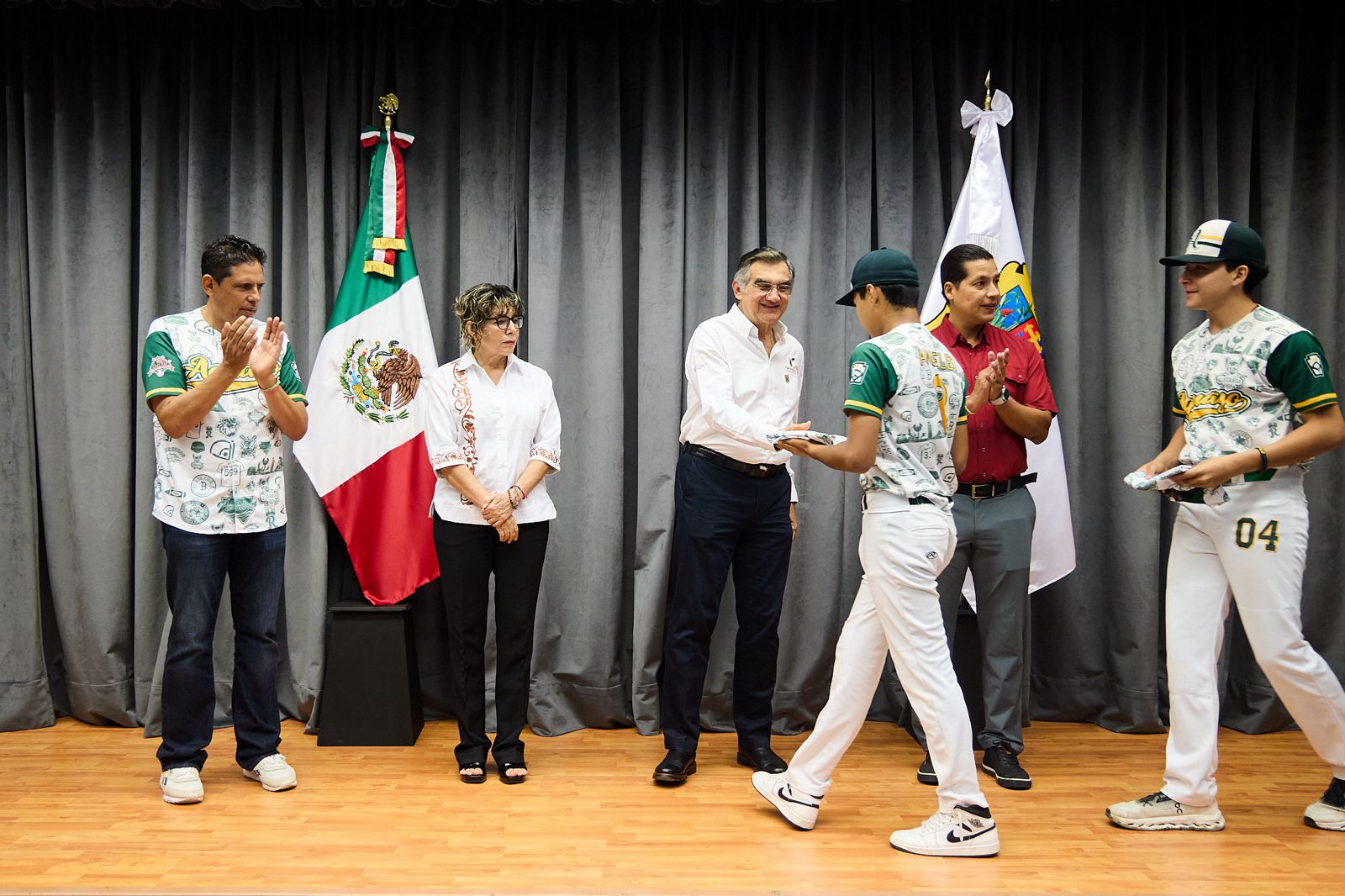 Abandera Américo Villarreal liga de béisbol tamaulipeca que representará a México en Mundial