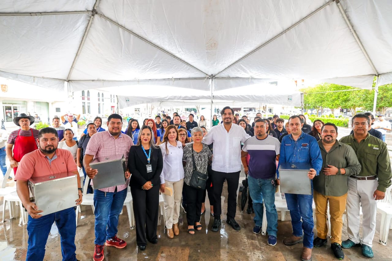 Entregó Carlos Peña Ortiz trampas de grasa para reducir daños al drenaje sanitario