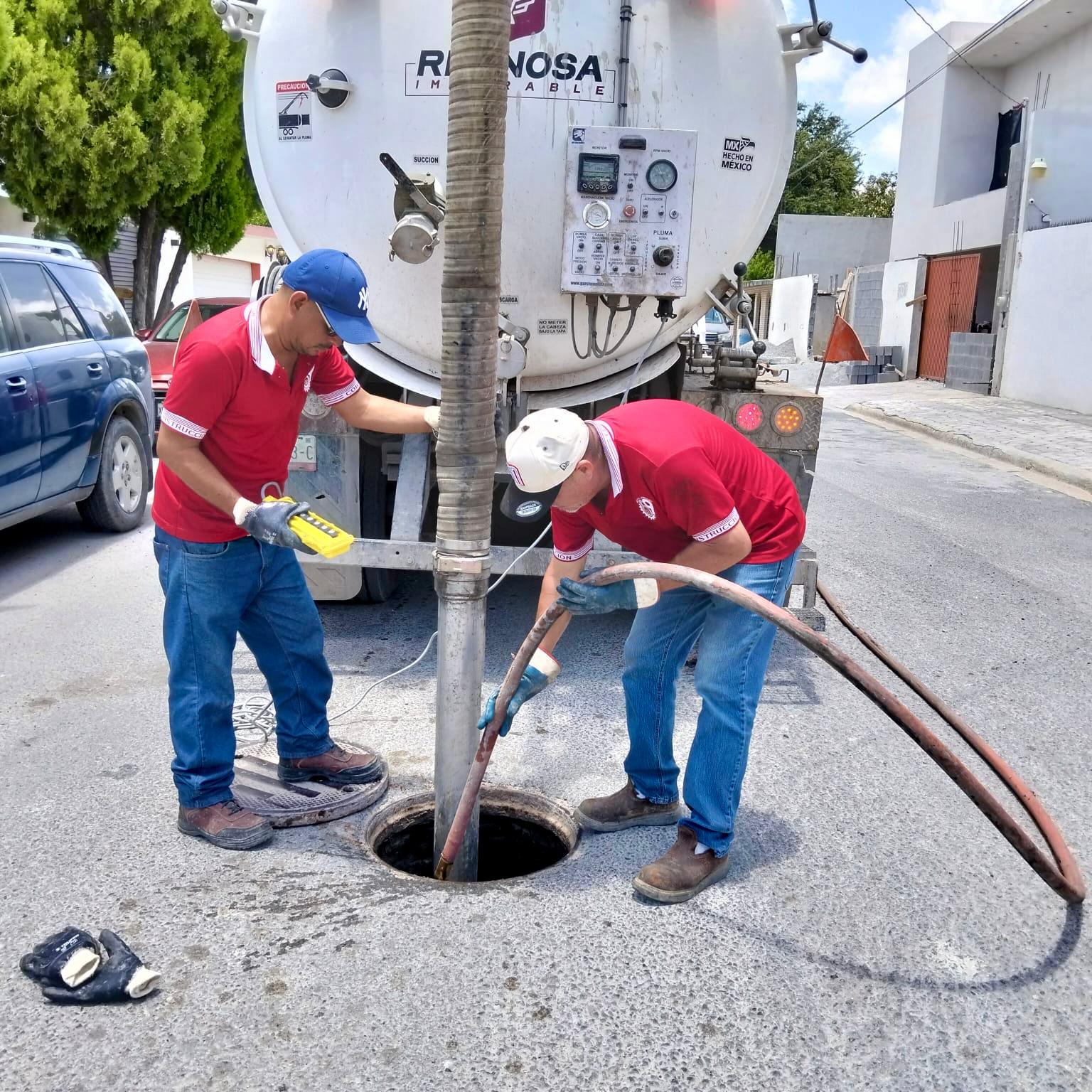 COMAPA de Reynosa refuerza limpieza de pozos de visita para prevenir obstrucciones