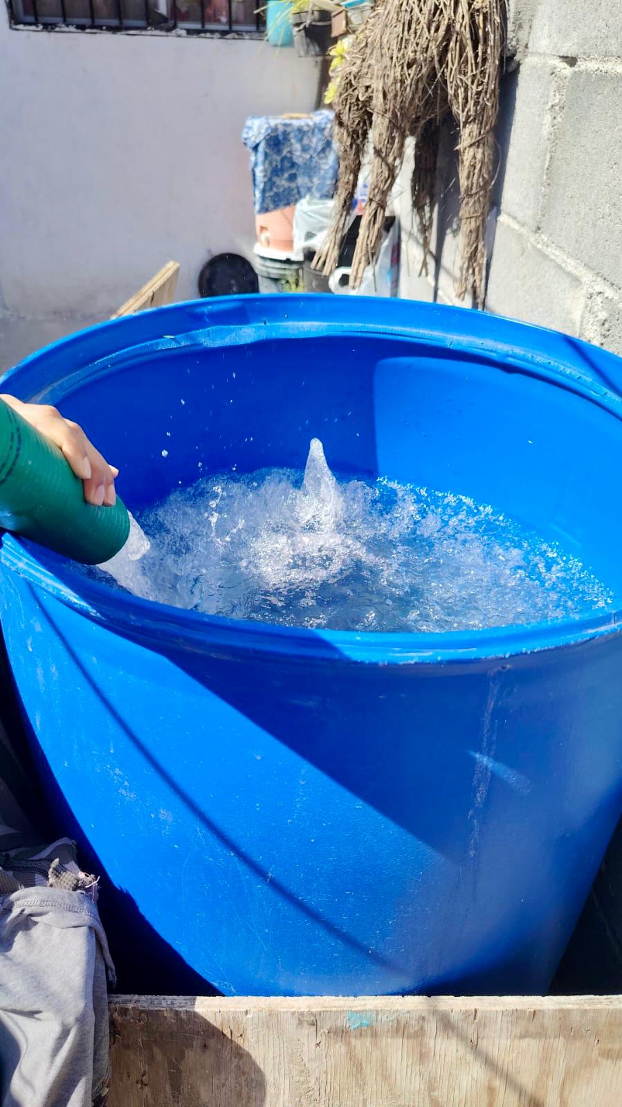 Continúa COMAPA abastecimiento con pipas en colonias con baja presión