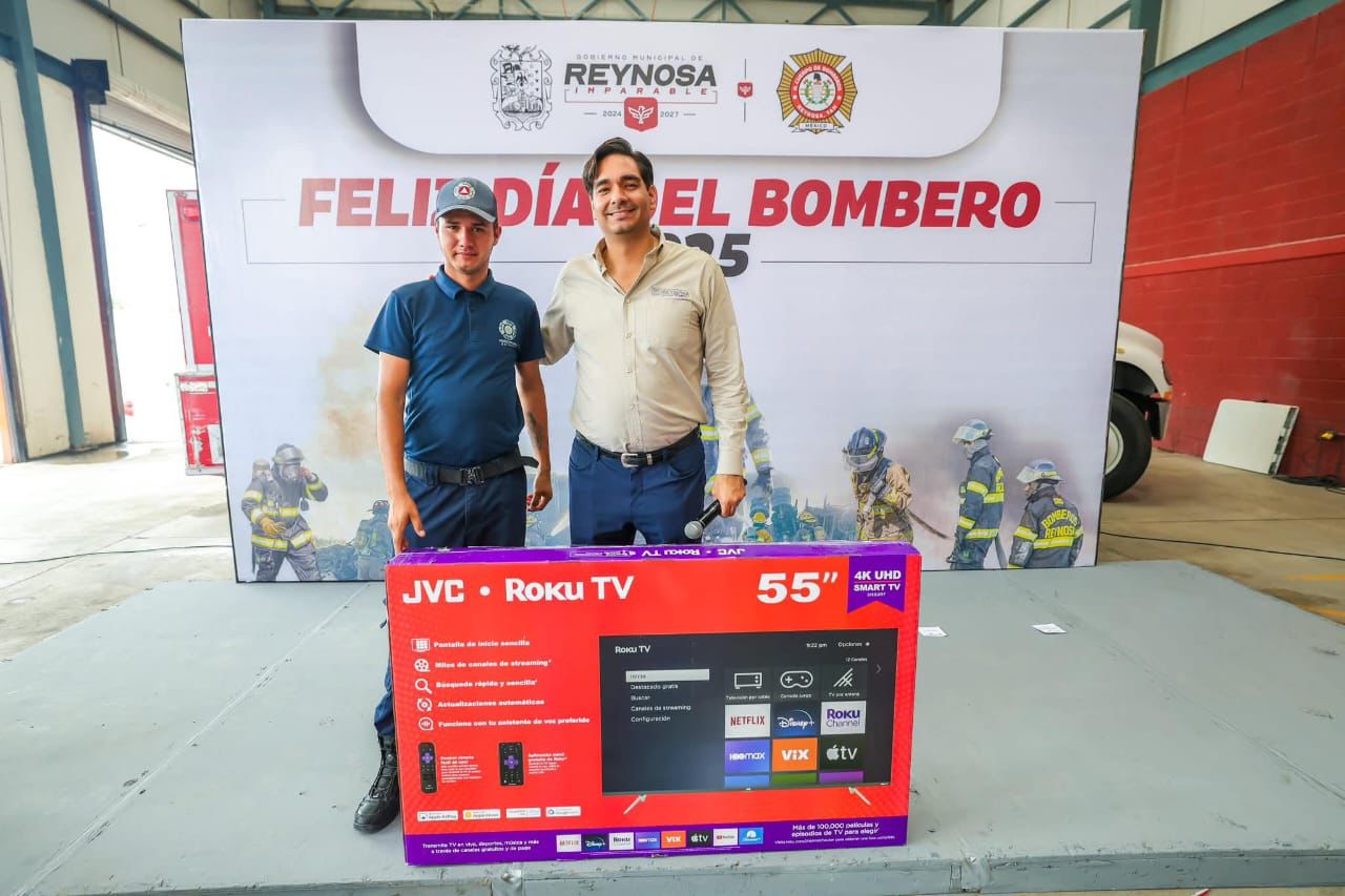 Reconoce Carlos Peña Ortiz la valentía de Bomberos en su día