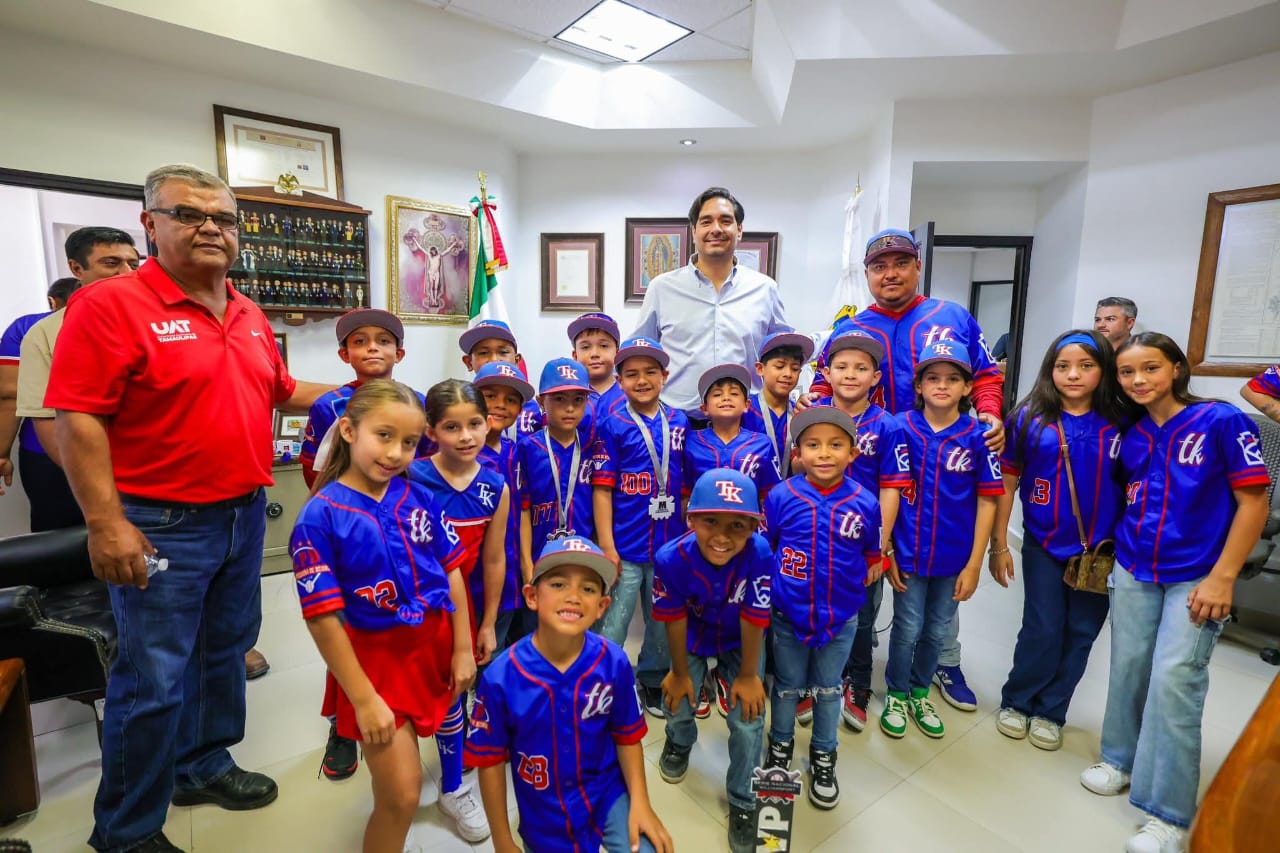 Celebraron el Alcalde Carlos Peña Ortiz y peloteritos de la Treviño Kelly triunfo nacional