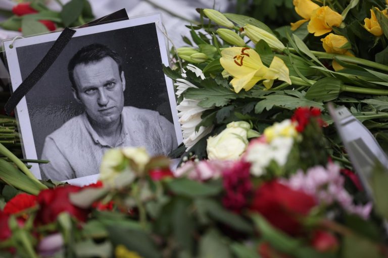 flores-en-alemania-por-la-muerte-de-alexei-navalni
