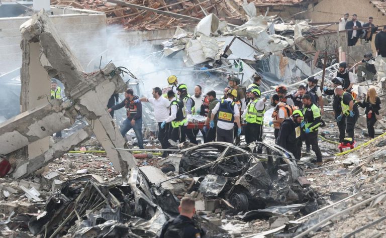 servicios-de-emergencia-en-zona-residencial-de-beit-shemesh-cerca-de-jerusalen-en-la-que-cayo-un-misil-irani-1