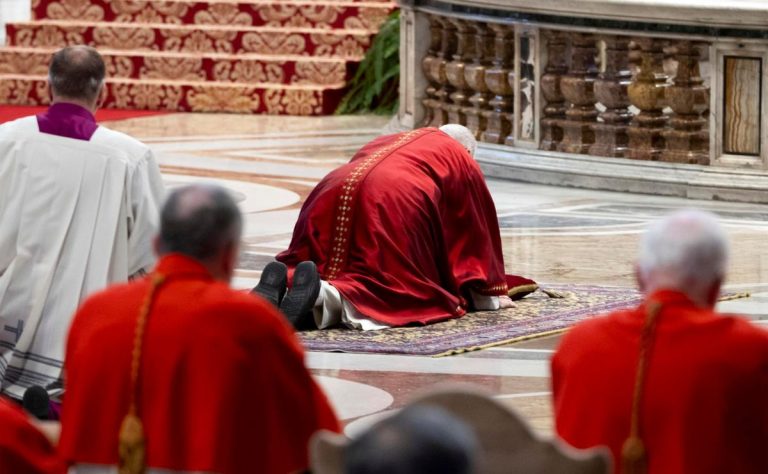 papa-leon-xiv-durante-rezo-por-la-pasion-de-cristo-en-la-basilica-de-san-pedro