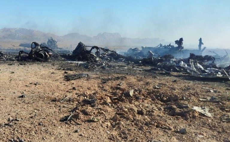 restos-de-dos-helicopteros-black-hawk-y-un-avion-de-transporte-militar-c130-del-ejercito-de-eeuu-derribados